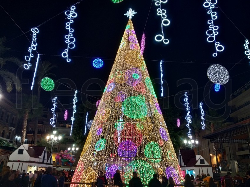 Árbol de navidad hecho de luces