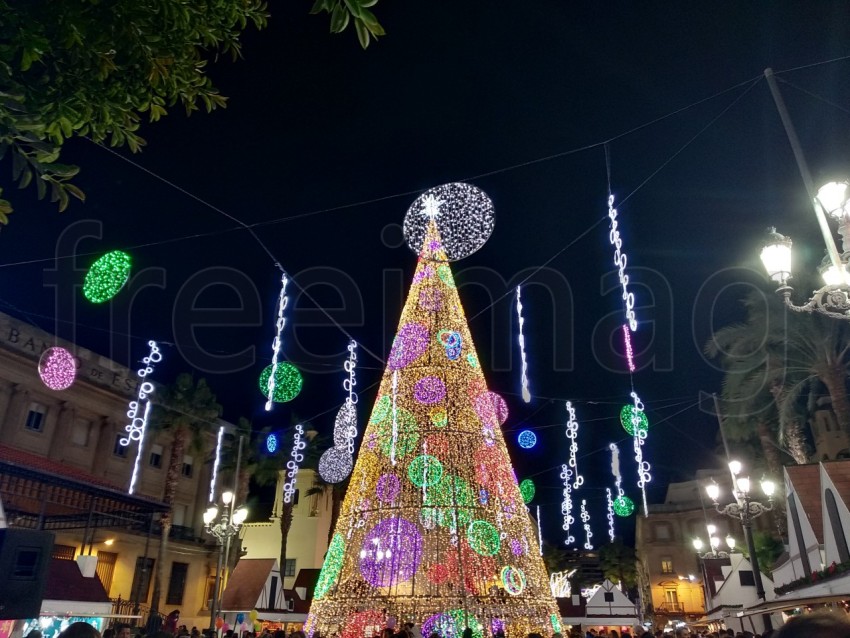 Árbol de navidad hecho de luces en España