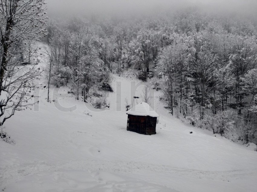 Paisaje de invierno en los  Cárpatos de Rumanía, Transilvania.