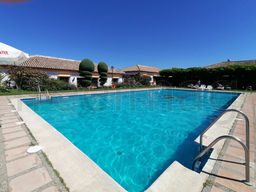 Piscina azul fondo cielo despejado