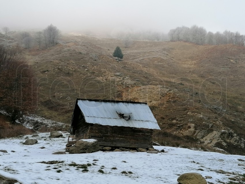 Casa vieja de madera en Rumanía, Transilvania.