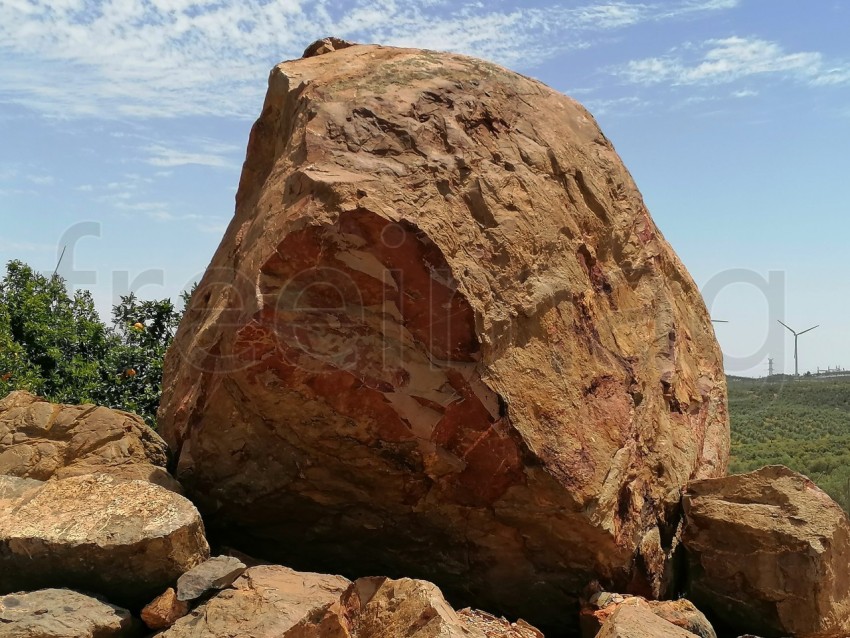 Primer plano piedra grande fondo cielo