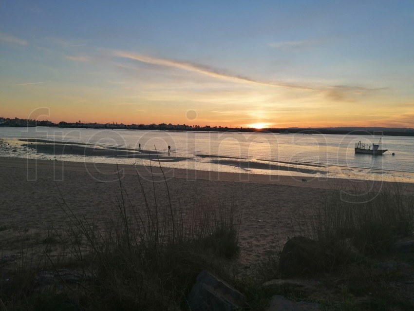 Puesta del sol a la orilla del mar en Isla Cristina, España