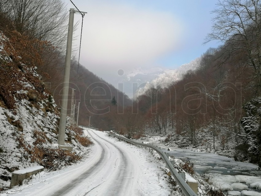 Paisaje de invierno carretera cubierta de nieve