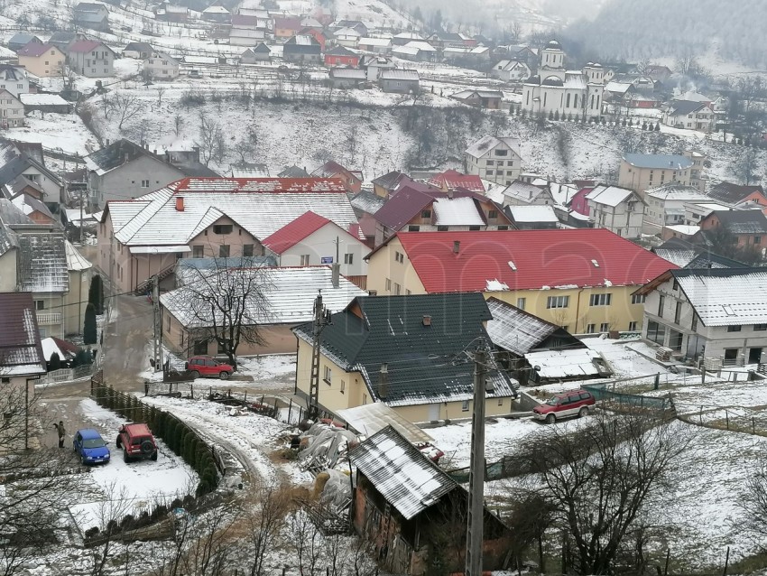 Pueblo de montaña en temporada de invierno