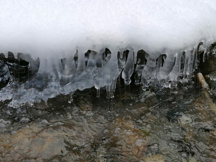 Hielo de cerca río congelado