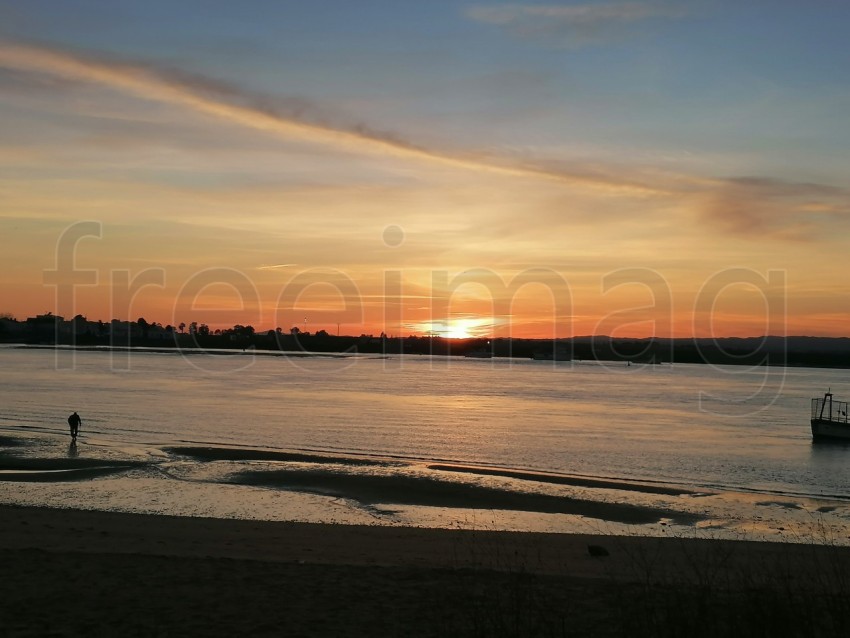 Puesta de sol sobre el mar en España