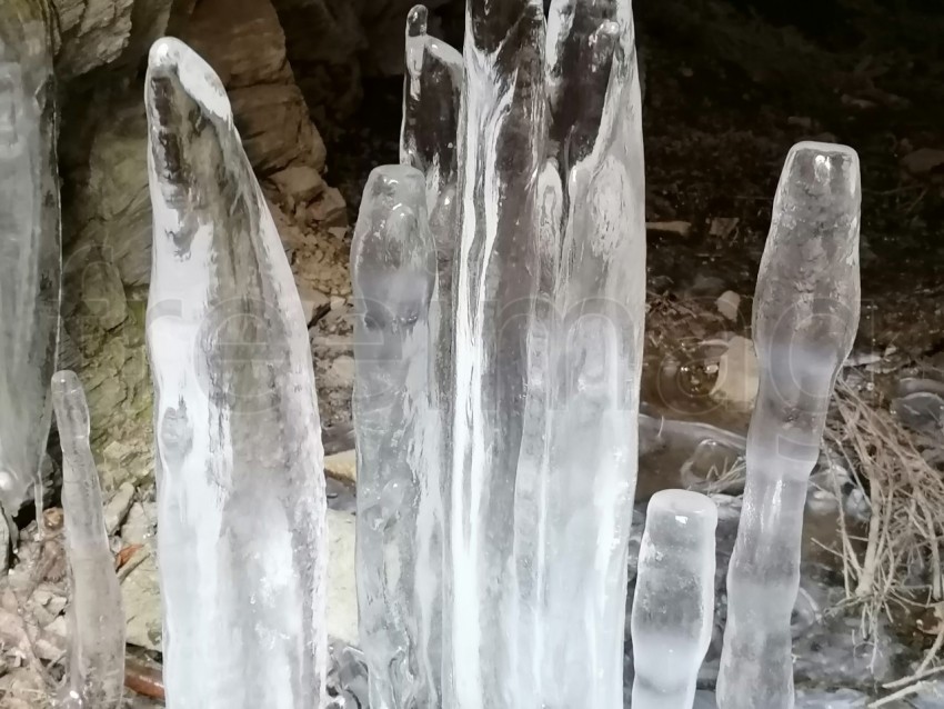 Belleza congelada: Un primer plano de una formación de hielo en la naturaleza