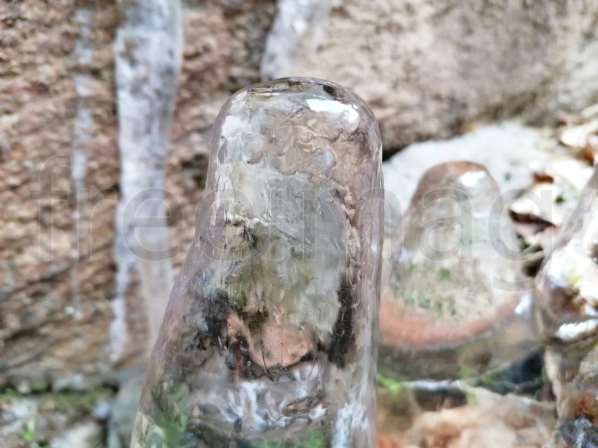 Belleza congelada: Un primer plano de una formación de hielo en la naturaleza