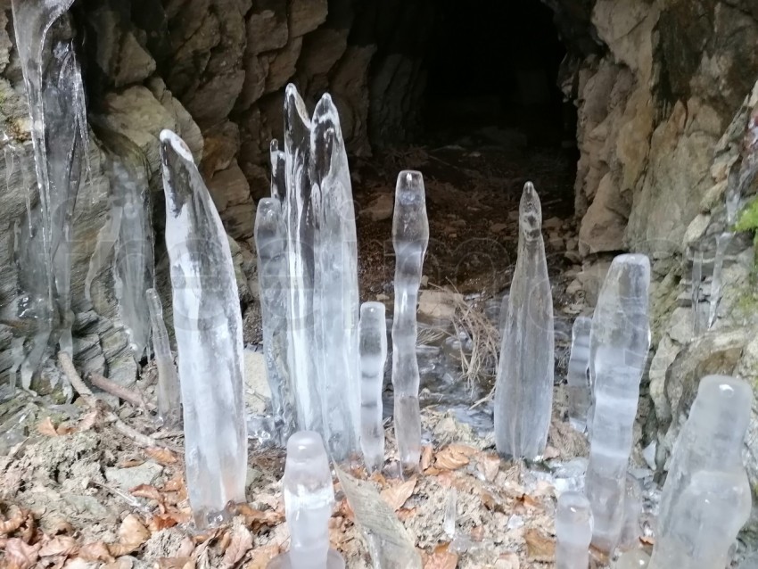 Belleza congelada: Un primer plano de una formación de hielo en la naturaleza