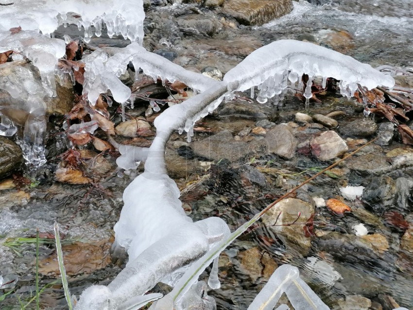 Río congelado en Transilvania: Un paisaje invernal