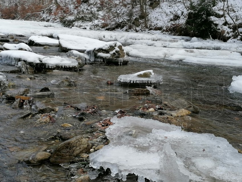 Río congelado en Transilvania: Un paisaje invernal