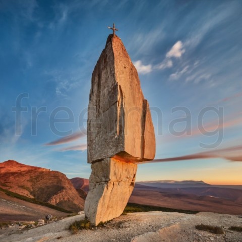 Cruz de piedra contra cielo, foto, render 3d