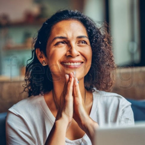 Imagen de Mujer orando y sonriendo