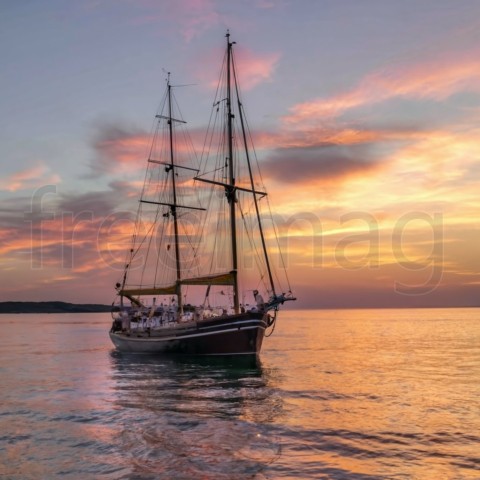 Imagen de Bote, Mar y Amanecer