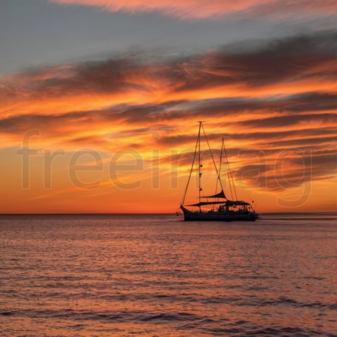 Imagen de Bote, Mar y Amanecer