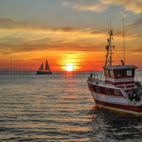 Imagen de Bote, Mar y Amanecer