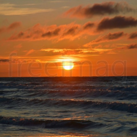 Hermosa puesta de sol sobre el mar tropical