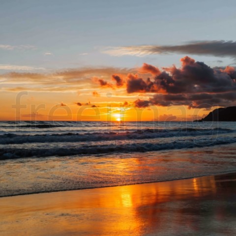 Hermosa puesta de sol sobre el mar tropical